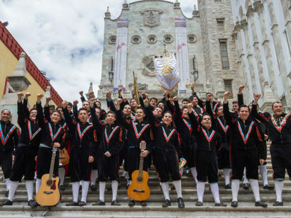 Celebrando la estudiantina delante de la Universidad de Guanajuato