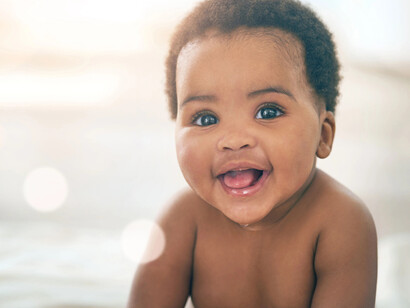 Un bebé sonriente