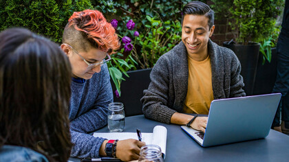 Aprenda a se educar, ouvir ativamente, eliminar preconceitos e apoiar organizações inclusivas para promover diversidade e inclusão na sociedade. Reconheça seus marcadores sociais e seja um aliado ativo no impacto social