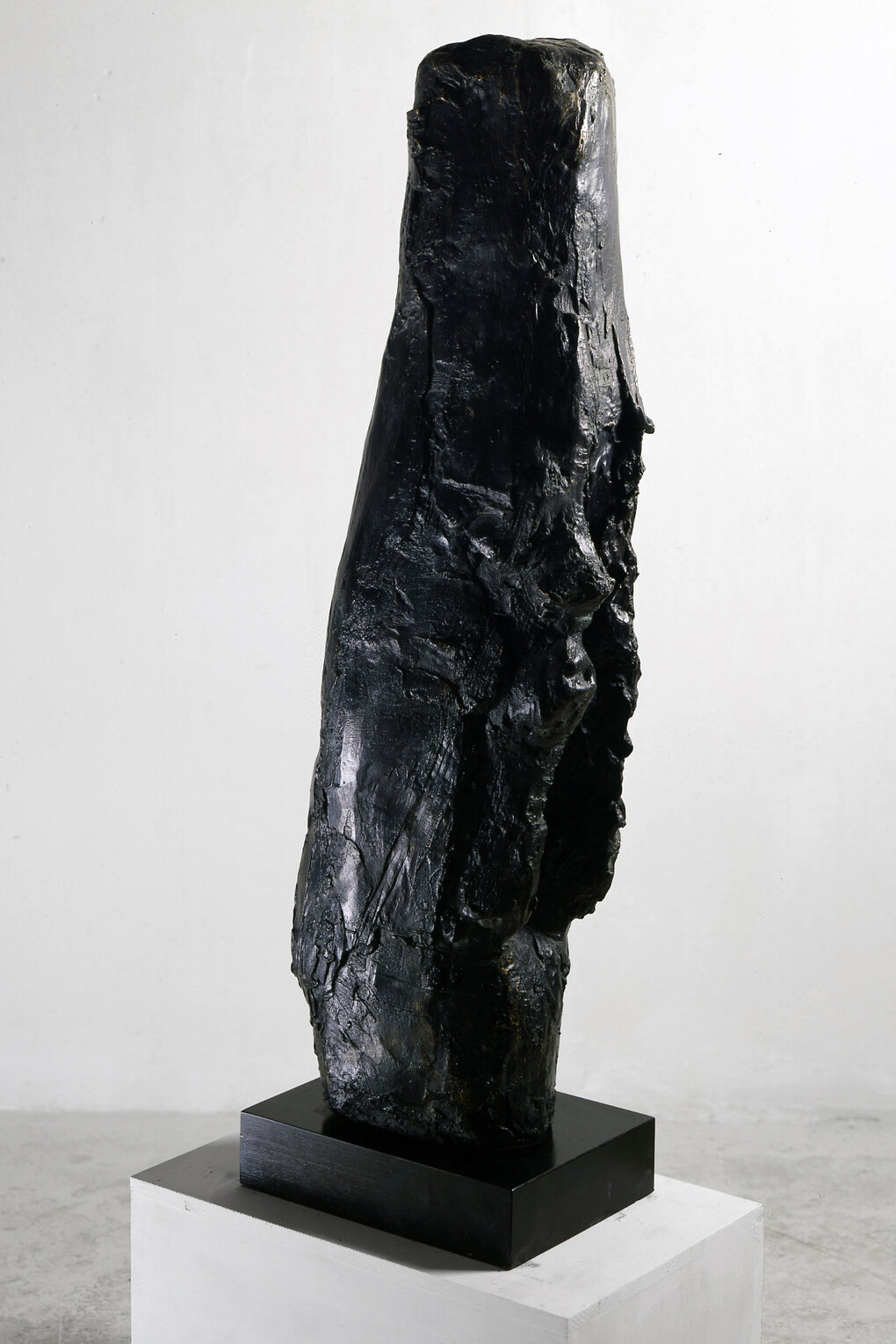 Per Kirkeby (* 1938), "Arm und Kopf III", 1983, Bronze,
111 x 24 x 36 cm, Courtesy: Daniel Blau Munich/London