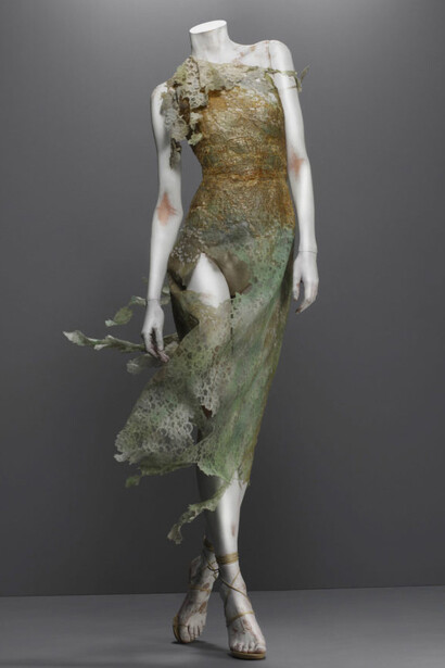 Peça inspirada na arte surrealista para a coleção Widows of Culloden, F/W 2006-2007, assinada por Alexander McQueen, exposta no The Metropolitan Museum of Art, New York, NY, USA