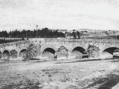 Il Ponte di Santa Maria degli Angeli prende il nome dalla chiesa vicina ed è stato ricostruito più volte, perdendo le tracce del suo impianto romano originario. Benevento, Italia