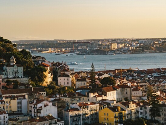 Lisbona è una città luminosa e collinare, fatta di vicoli stretti, miradouros affacciati sul Tago e tram gialli che salgono lentamente tra i quartieri antichi. Lisbona, Portogallo