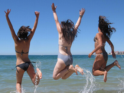 Disfrutar del bikini en el mar