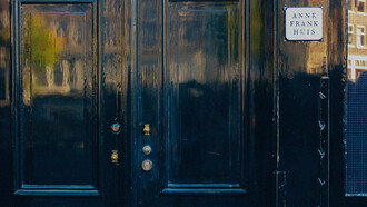 Casa di Anna Frank. Un rifugio ricavato dietro una casa, un nascondiglio che l'ha fatta scomparire dalla quotidianità ufficiale, per vivere una vita reclusa in un piccolo spazio... che è diventato il suo intero mondo. Amsterdam, Paesi Bassi