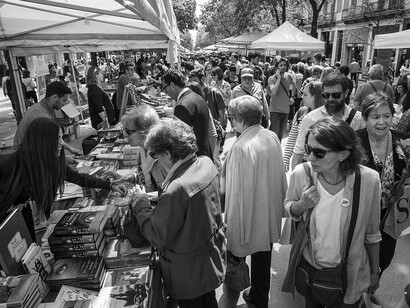 Paradas de libros en la Rambla de Barcelona con motivo de la Diada de Sant Jordi