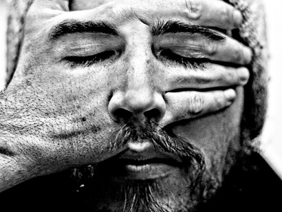 Um homem cobre os olhos para não ver