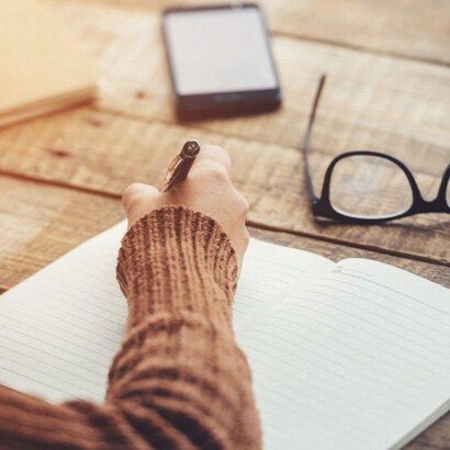 Mujer escribiendo un diario