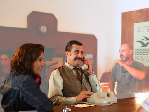 Alicia Scherson (extremo izquierdo) en el set de filmación de Guerra de verano. Gentileza de Araucania Cine