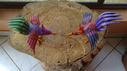 Para salvarme necesito un nivel de agua suficientemente elevado para que me haga flotar hasta alcanzar la superficie y poder asirme al brocal.  Dos pájaros. Alebrijes de San Antonio Arrazola, Oaxaca, México