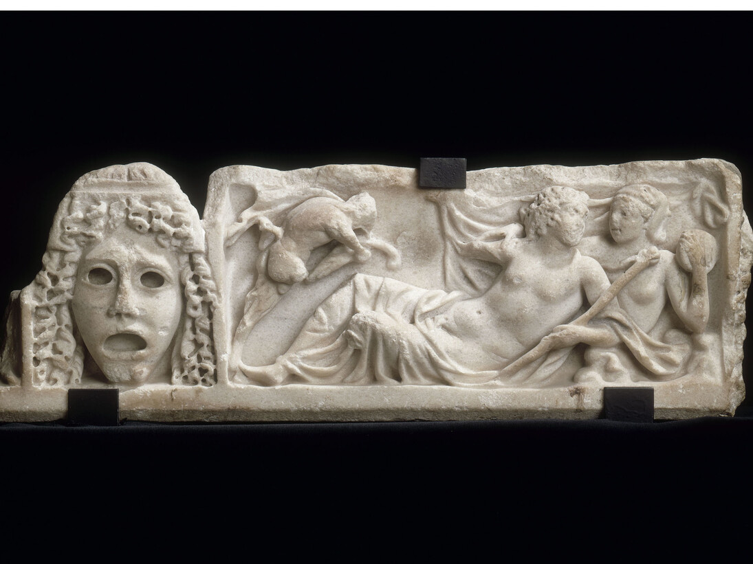 Fragment de couvercle de sarcophage : Dionysos et Ariane, Fin du IIe siècle ap. J.-C. Marbre, Paris, musée du Louvre, département des Antiquités grecques, étrusques et romaines, Ma 3478, © RMN-Grand Palais (musée du Louvre) Droits réservés