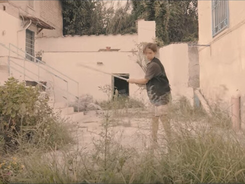 Un'immagine tratta dal video della canzone "Forse", pubblicata dalla Audioimage