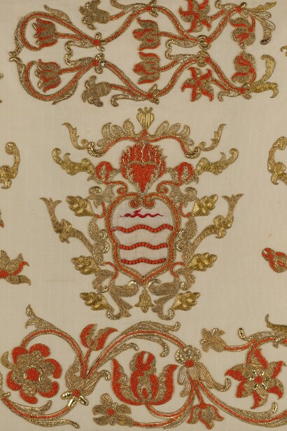 Ricamo liturgico riportato, Sicilia, sec. XVIII, inizio. Confezione: sec. XXI, Gros de Tours laminato ricamato, seta, argento lamellare, corallo, oro filato, oro lamellare. È tra i manufatti di eccezionale pregio artistico in esposizione a Prato © Leonardo Salvini