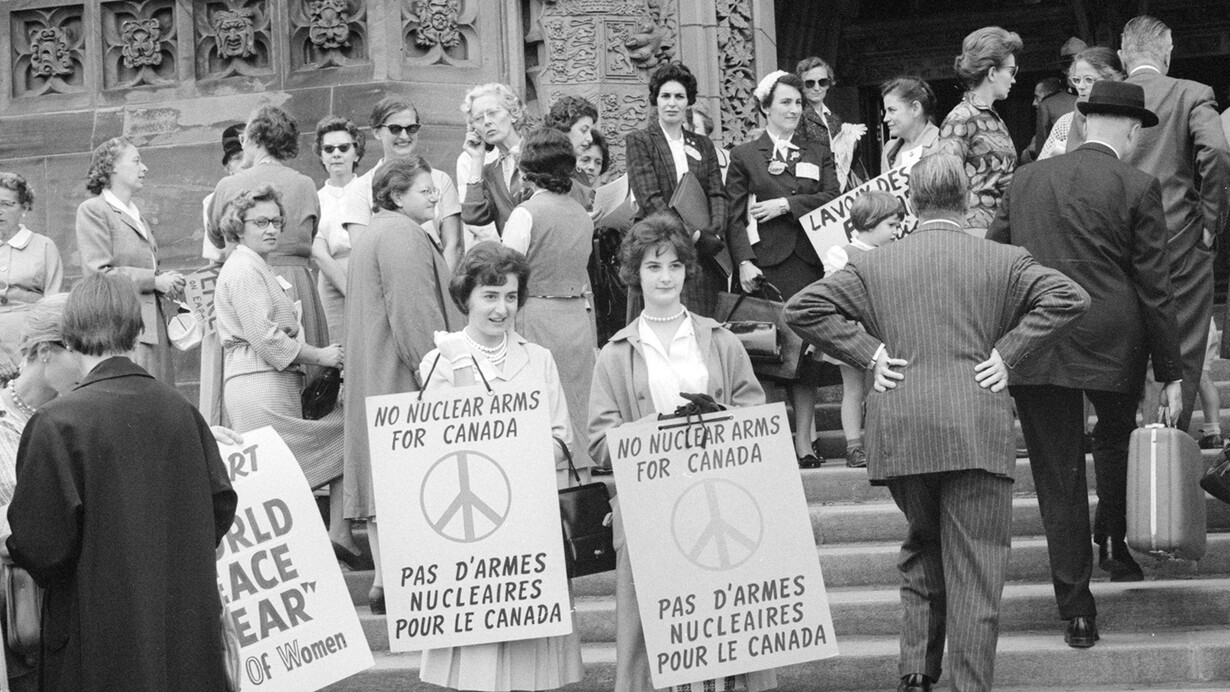 Duncan Cameron, Femmes sur les
 marches du Parlement tenant des
 affiches « No Nuclear Arms for Canada
 ‒ Pas d’armes nucléaires pour le
 Canada », Montréal, 1961. Bibliothèque
 et Archives Canada