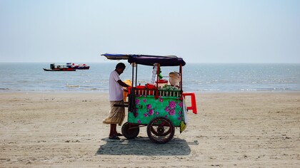Vendedor ambulante de suco, frutas e geladinho em praia da Ilha de Itaparica, no sul da Bahia