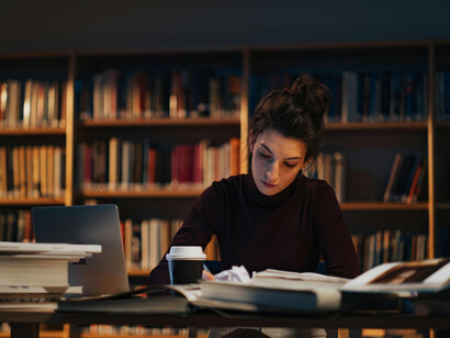 El oficio de lector desafía la certeza de los profetas; más vale mover un libro del anaquel que desafiar la traslación de una montaña