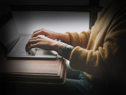 Redactora utilizando su notebook