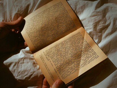 "Emma", de Jane Austen. Num mundo de brilho, cortesias e humor refinado, em Emma vemos o matrimônio como uma espécie de redenção que lava todas as manchas: ilegitimidade, pobreza, dependência, solidão