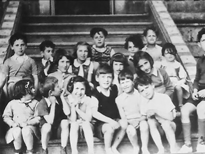 Enfants juifs rescapés de la guerre. "Les voisins, qui étaient des gens admirables, des gens simples, ne nous dénonçaient pas, ils savaient ce que risquait la gardienne de chèvres et les quatorze enfants qu’elle cachait" © Valérie Agut
