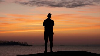 É claro que não desisti da vida nem de alguns sonhos, é que agora, mais maduro e sem ter pressa de chegar, entendi que é preciso manter o que já foi conquistado e conquistar o que ainda falta, pois falta muito ainda e já não sou mais um menino que pode ficar sonhando com absurdos, ou trocando de sonhos como quem troca de roupas, uma questão de consciência