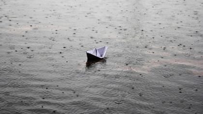 El paisaje está nublado y el cielo está como si estuviera cerrado