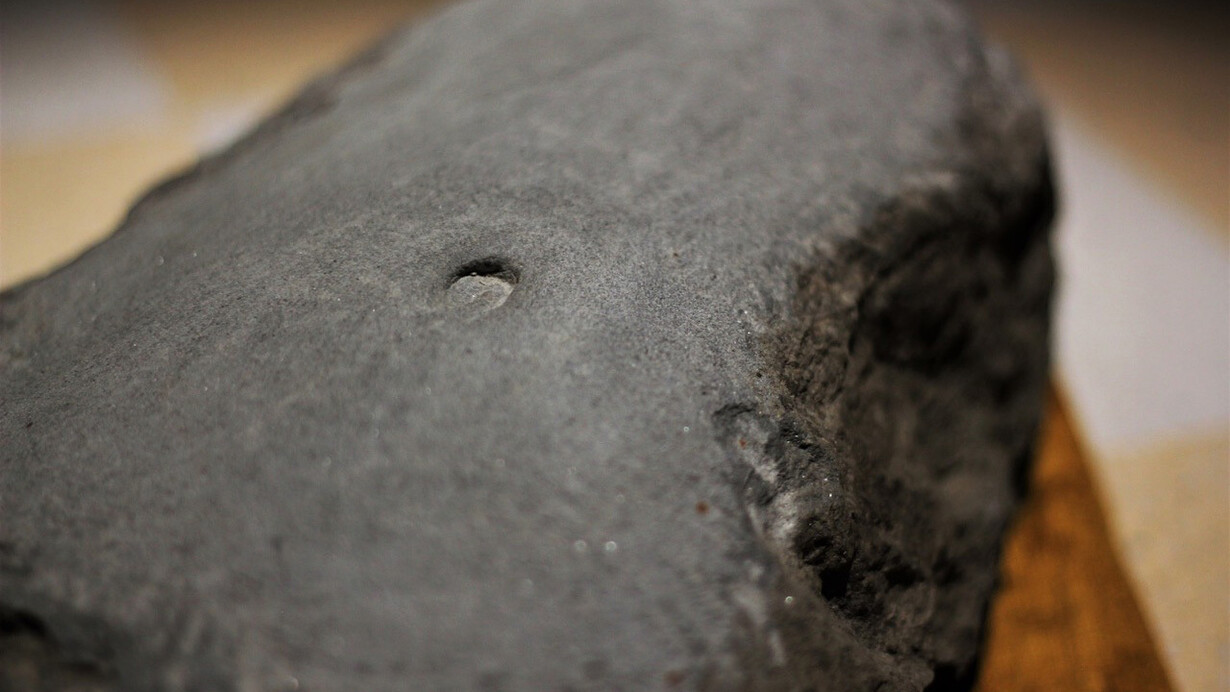 Jacopo Naccarato Pancia in pietra 2, pietra arenaria, tessuti, 2020 Ph. Giulia Ballotti 