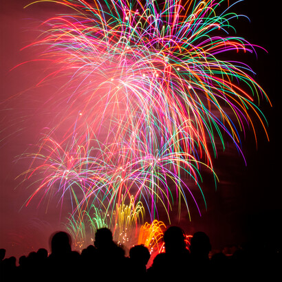 Fogos de São João. Temos muitas festividades e formas de comemorar a festa similares entre Portugal e Brasil, como o São João, cada qual respeitando suas próprias tradições e particularidades