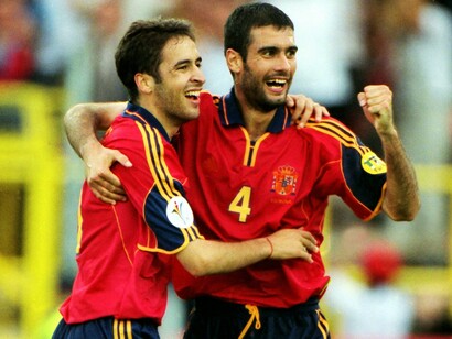 Raúl se abraza con Guardiola en un partido de la selección española
