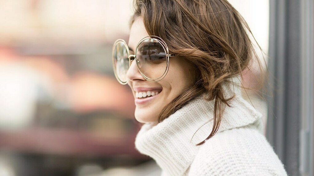 Look con gafas XXL para la temporada de otoño