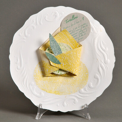 Piatti a fin di bene n. 1 Tortellone. Tecnica  collografia, collage e  linoleumgrafia stampata su carta Fabriano Artistica e carta paglierina, tiratura 20 esemplari. Le MagnificheEditrici, collana “Provviste d'artista”, 2009