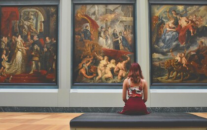 Donna seduta di fronte a tre dipinti, museo del Louvre, Parigi, Francia