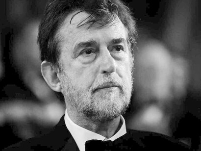 Nanni Moretti é conhecido por sua abordagem única e multifacetada em filmes que exploram temas políticos e pessoais com sensibilidade