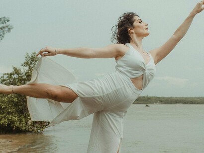 Bailarina na praia. 
Se tudo isso parece desafiador, lembre-se de que não é um caminho de negação ou fuga. É atravessar a dor, passar por ela. A autêntica transformação não é negar a sombra, mas iluminá-la, integrá-la. É aprender a sermos mais sutis, a falar menos e escutar mais, a dançar, a sorrir, a criar