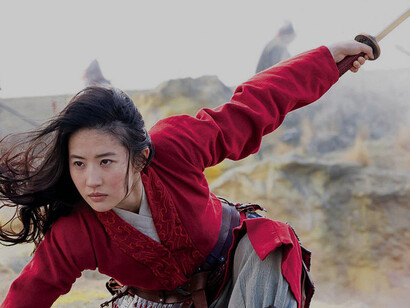 Para salvar seu pai doente de servir no Exército Imperial, Mulan se disfarça de homem para lutar contra os invasores do norte da China