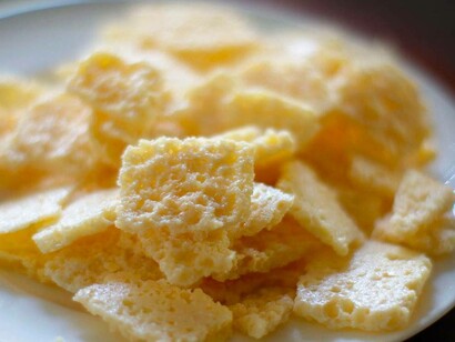 Il frico, piatto più noto del Friuli-Venezia Giulia, è realizzato con patate, formaggio Montasio, cipolla, burro e/o olio, sale e pepe