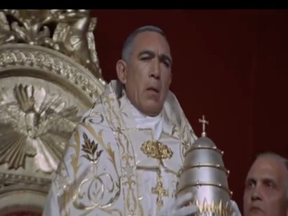 En la película de Michael Anderson ocurría algo parecido, el choque geopolítico y el azar al interior de los purpurados tras no ponerse de acuerdo para elegir quién ostentaría el cetro, había permitido la elección como Papa del cardenal Kiril Lakota. Las Sandalias del pescador (1968), de Michael Anderson con Antjony Quin