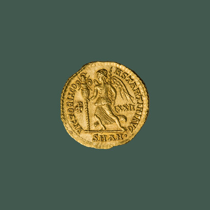 Solido. Costantino I il Grande. Circa 336-337 (rovescio). Con bordo SMAN. Vittoria che cammina verso sinistra; nelle mani tiene un trofeo e un ramo di palma. Nello spazio a sinistra della Vittoria è raffigurato il cristogramma, a destra la scritta LXXII
