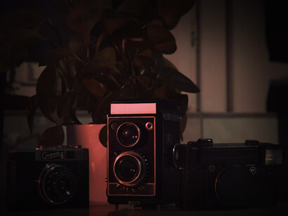 Cámara de grabación antigua a la luz del atardecer