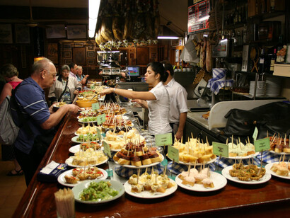 Tradición española: acompañar la bebida con comida en los bares