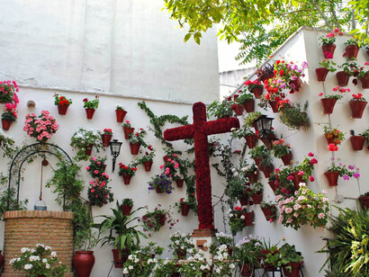Cruces de mayo: en los patios y plazas se levantan cruces de gran tamaño decoradas con flores, macetas y mantones de manila