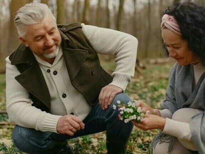 Älteres Paar kümmert sich umeinander