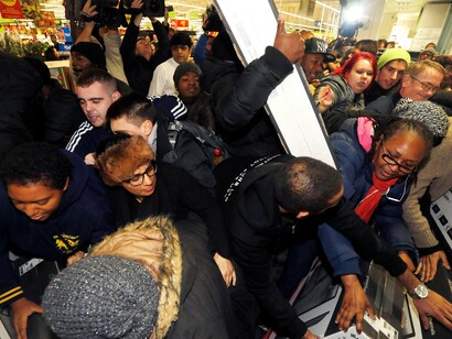 Marea humana a la caza de productos en oferta