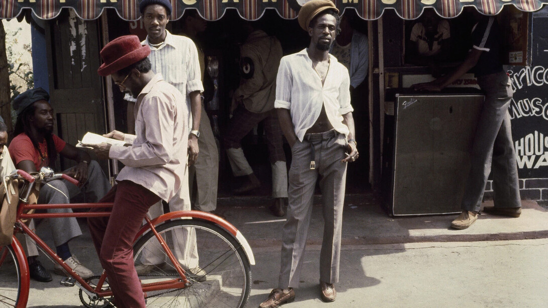 Beth Lesser, Singer Gregory Isaacs in front of his record shop, African Museum, on Chancery Lane, Kingston, Jamaica (detalle), 1984. Cortesía de MCA Chicago