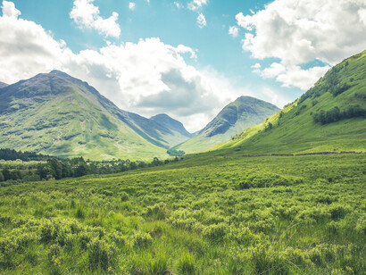Verde pradera frente a una lejana cordillera