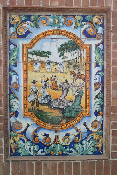 La música y el baile también juegan un papel central. Especialmente las sevillanas rocieras, azulejo de la Romería del Rocío, Coria del Río, provincia de Sevilla, Andalucía, España