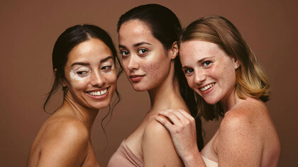 Tre giovani donne si mostrano senza filtri