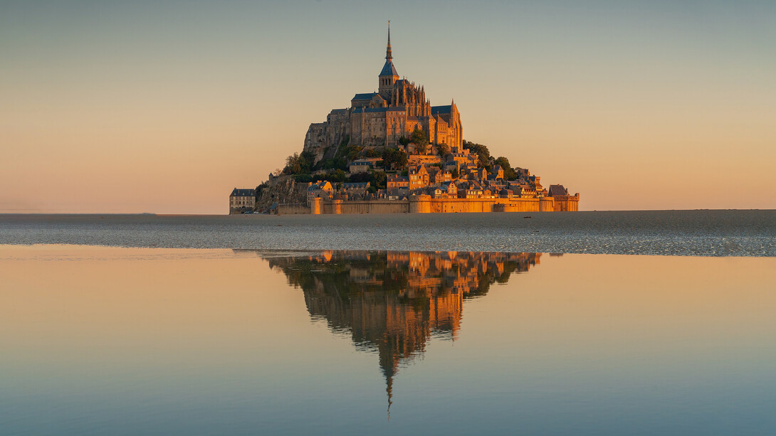 Para los viajeros que buscan experiencias inolvidables, estas cinco propuestas ofrecen la oportunidad de descubrir lugares únicos y vivir momentos extraordinarios. Entre ellas, el Monte Saint-Michel, Francia, es una ciudad medieval en Normandía que cambia entre isla y península según las mareas