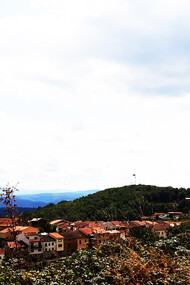 El pueblo fue declarado Bien de Interés Cultural -(BIC)- por las construcciones de las casas, que formaron una muralla-fortaleza hacia el año 1.600. Villanueva del Conde, Salamanca, España
