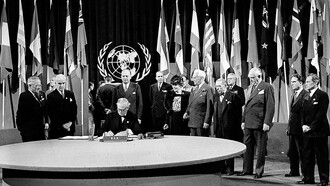 Le 1er janvier 1942, des représentants de 26 nations alliées combattant les puissances de l'Axe se sont réunis à Washington, D.C. pour promettre leur soutien à la Charte de l'Atlantique en signant la "Déclaration des Nations Unies"