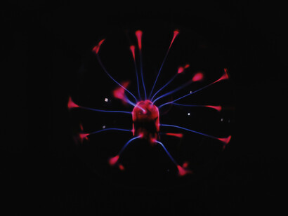 El equilibrio entre energía cognitiva y soporte físico es esencial para la estabilidad y funcionalidad de cualquier sistema de IA